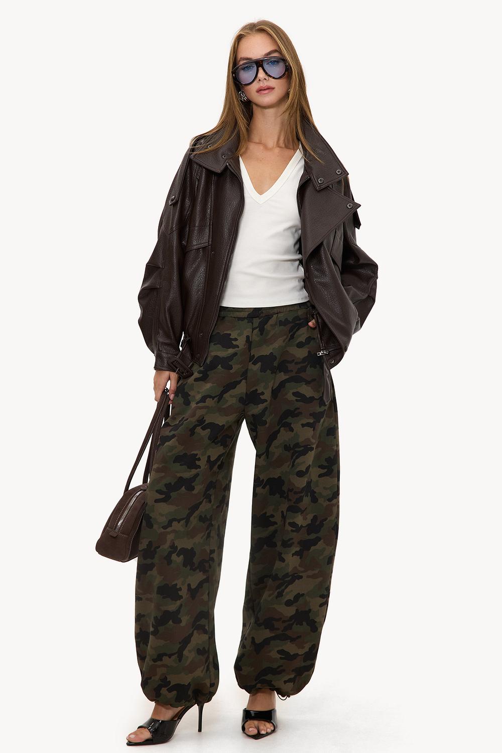 Pantalones verdes de corte globo con estampado de camuflaje