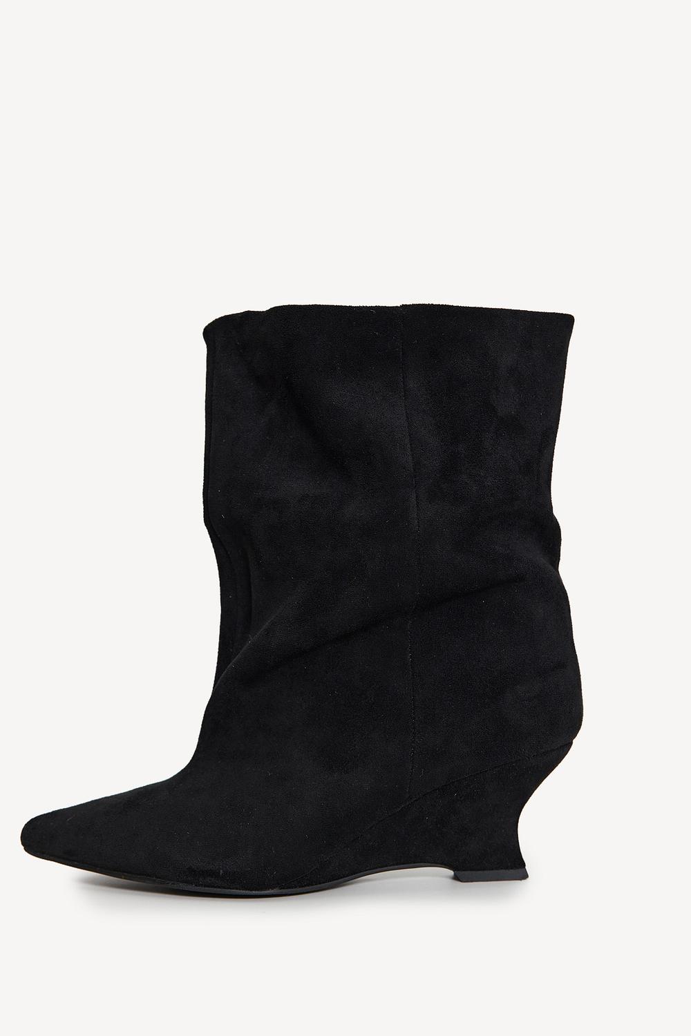 Botas cortas negras de tacón con efecto ante