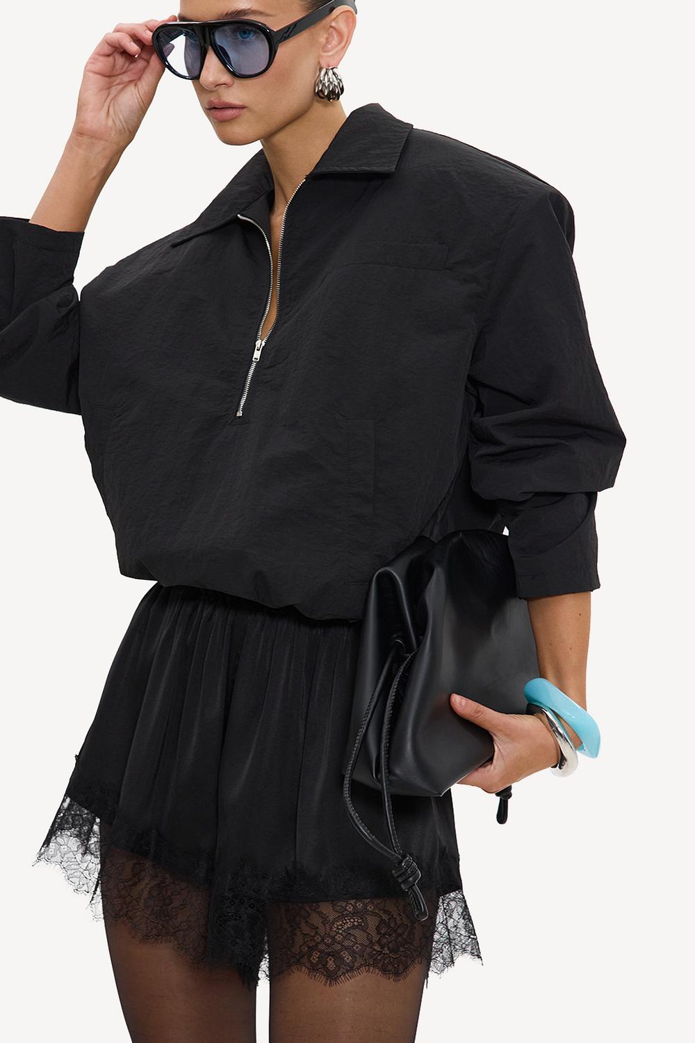 Pantalones cortos negros con detalles de encaje