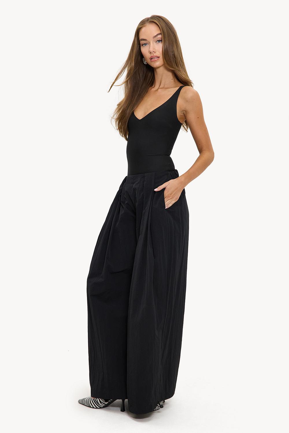 Pantalones negros tipo paracaídas