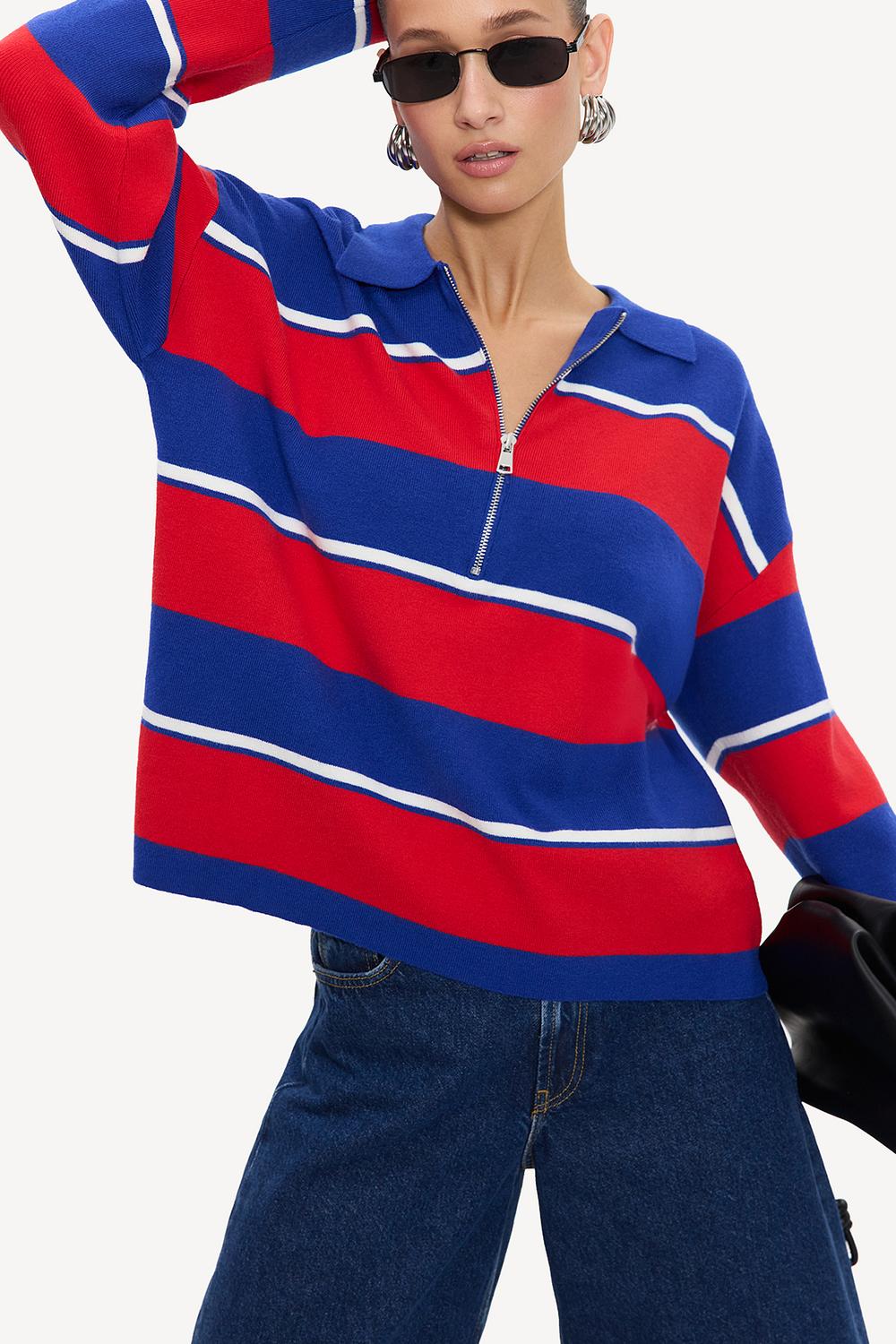 Pull bleu à rayures et fermeture éclair