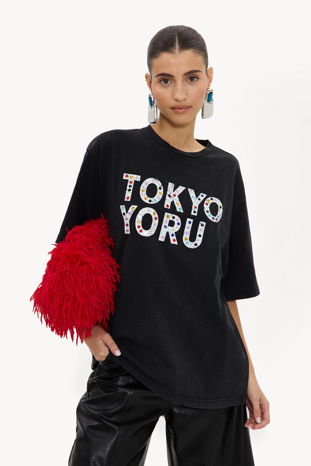 Camiseta negra con texto y pedrería