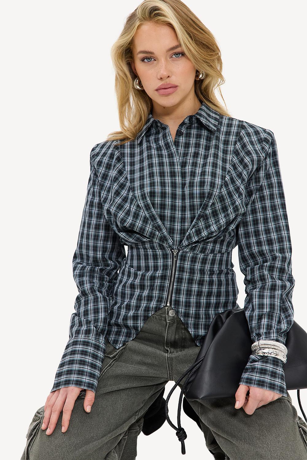 Blusa gris con detalle de cremallera