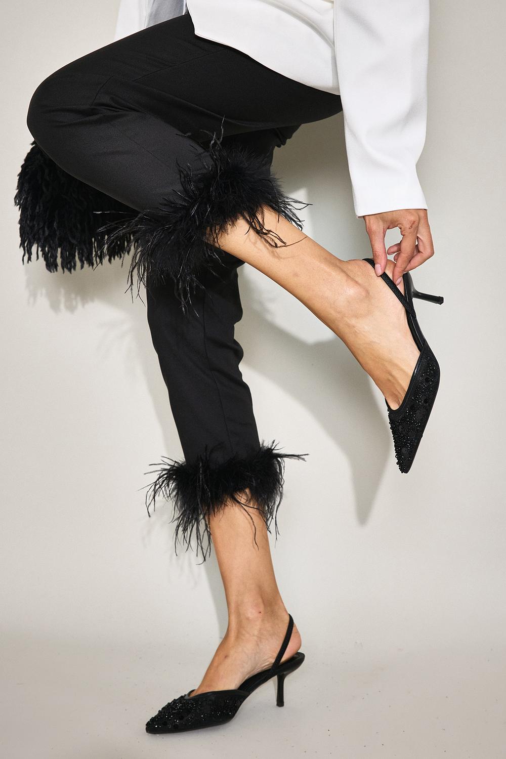 Zapatos de tacón negros con pedrería
