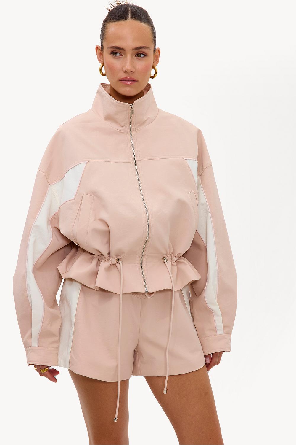 Chaqueta rosa con detalles en blanco roto