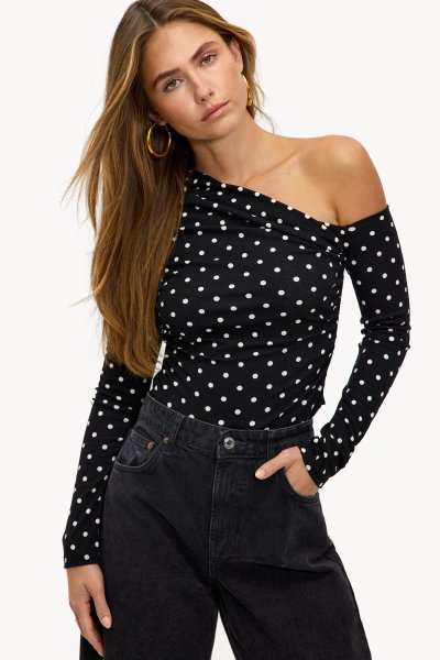 Dark brown off-shoulder top with polka dots | Loavies