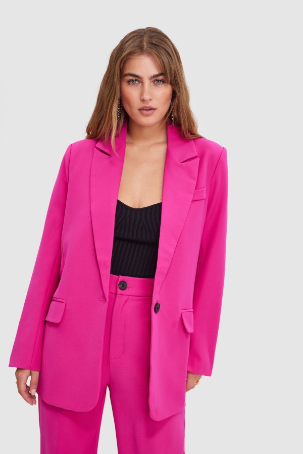 Comment porter un pantalon de costume fuchsia avec une veste rose