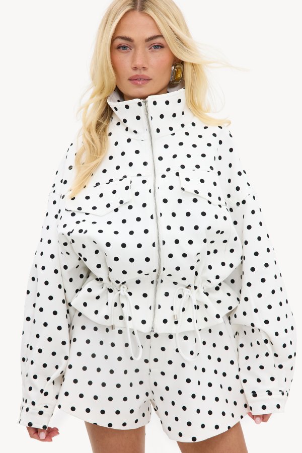 Witte short met zwarte polkadots